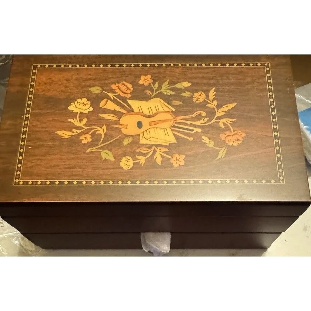 Mele &Co wooden jewery box w/Florentine Marquetry motif walnut 8x5x4